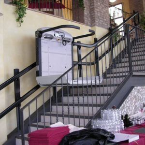Plataformas Salvaescaleras Curvas - V65 - Eliminación de barreras